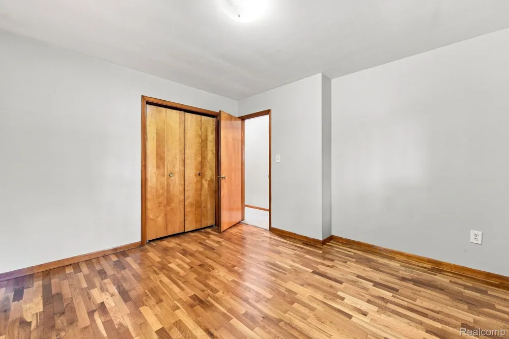 25 E Oakwood Road Oxford Charter Township, MI 48371
