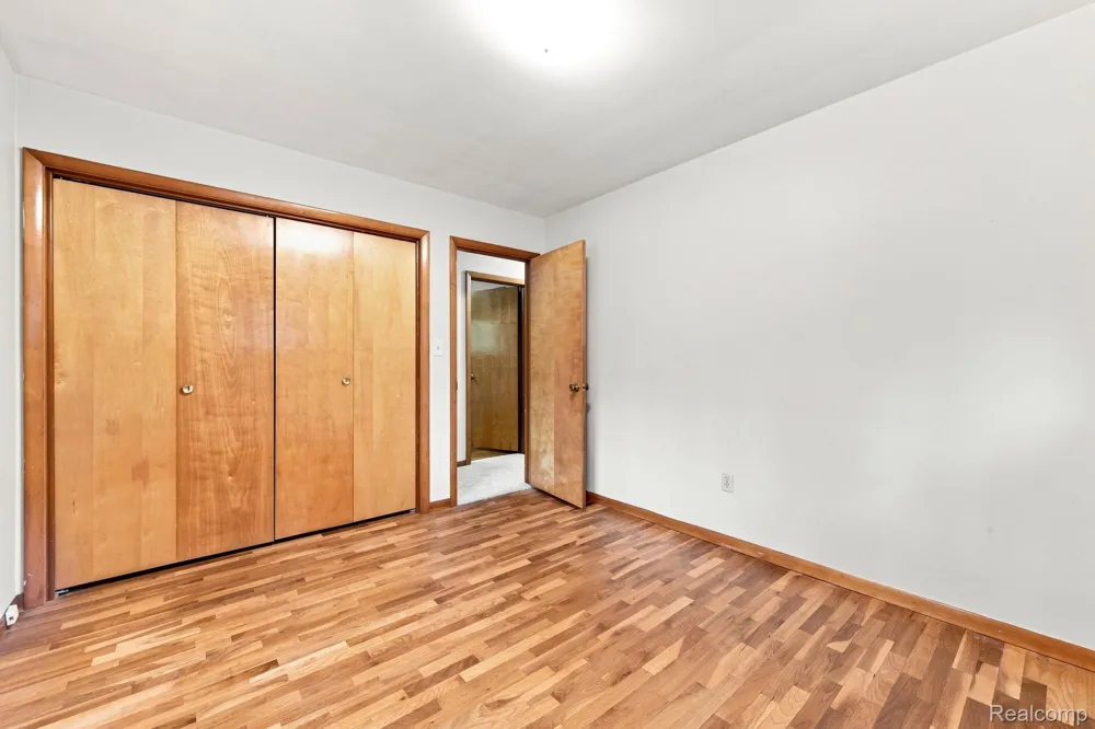25 E Oakwood Road Oxford Charter Township, MI 48371
