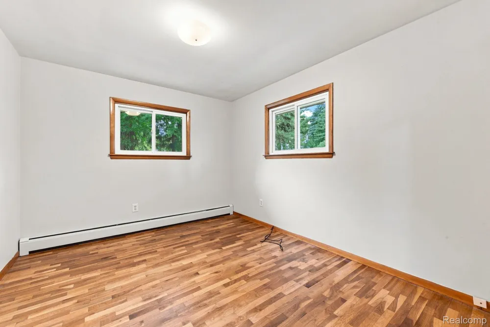 25 E Oakwood Road Oxford Charter Township, MI 48371