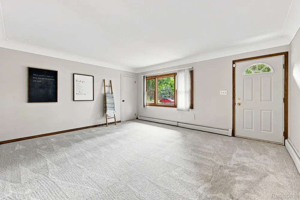 25 E Oakwood Road Oxford Charter Township, MI 48371