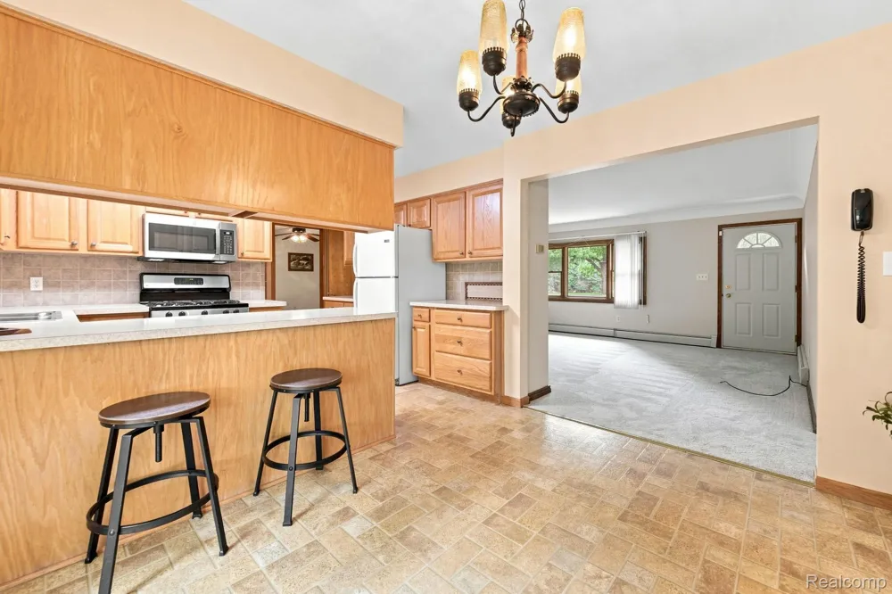 25 E Oakwood Road Oxford Charter Township, MI 48371