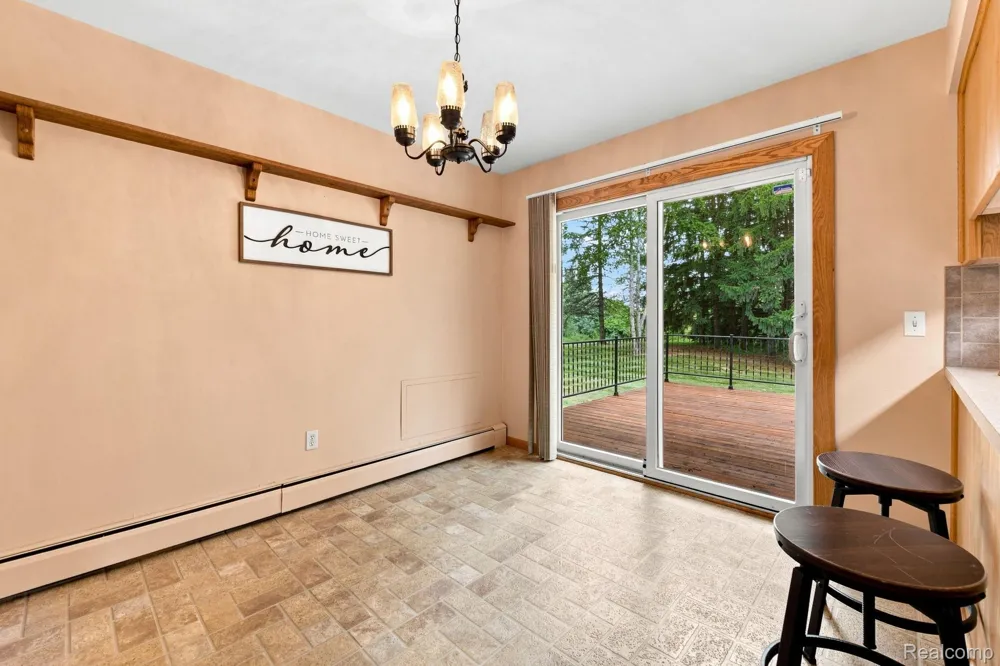 25 E Oakwood Road Oxford Charter Township, MI 48371