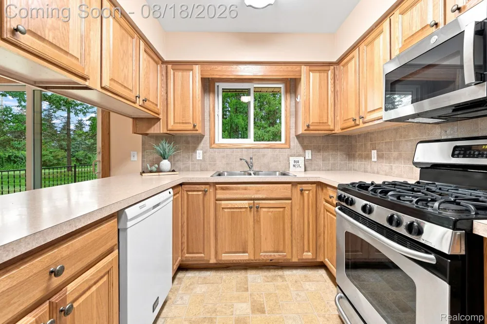 25 E Oakwood Road Oxford Charter Township, MI 48371
