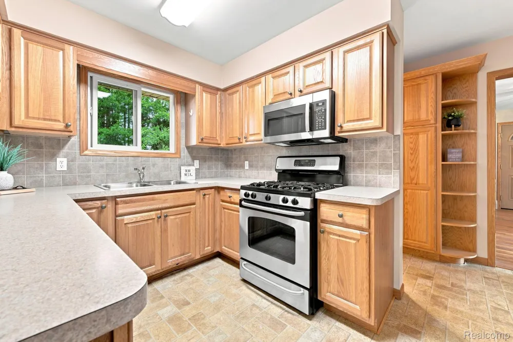 25 E Oakwood Road Oxford Charter Township, MI 48371