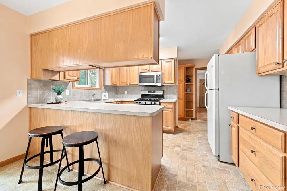 25 E Oakwood Road Oxford Charter Township, MI 48371