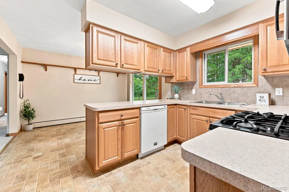 25 E Oakwood Road Oxford Charter Township, MI 48371
