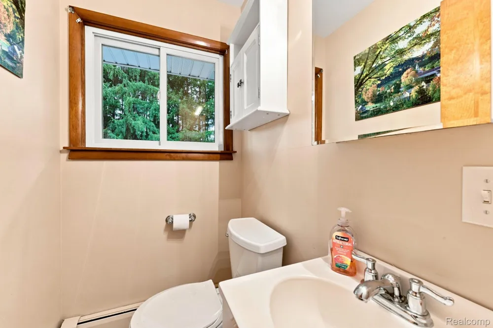 25 E Oakwood Road Oxford Charter Township, MI 48371