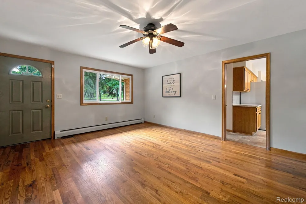 25 E Oakwood Road Oxford Charter Township, MI 48371