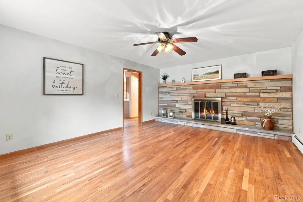 25 E Oakwood Road Oxford Charter Township, MI 48371