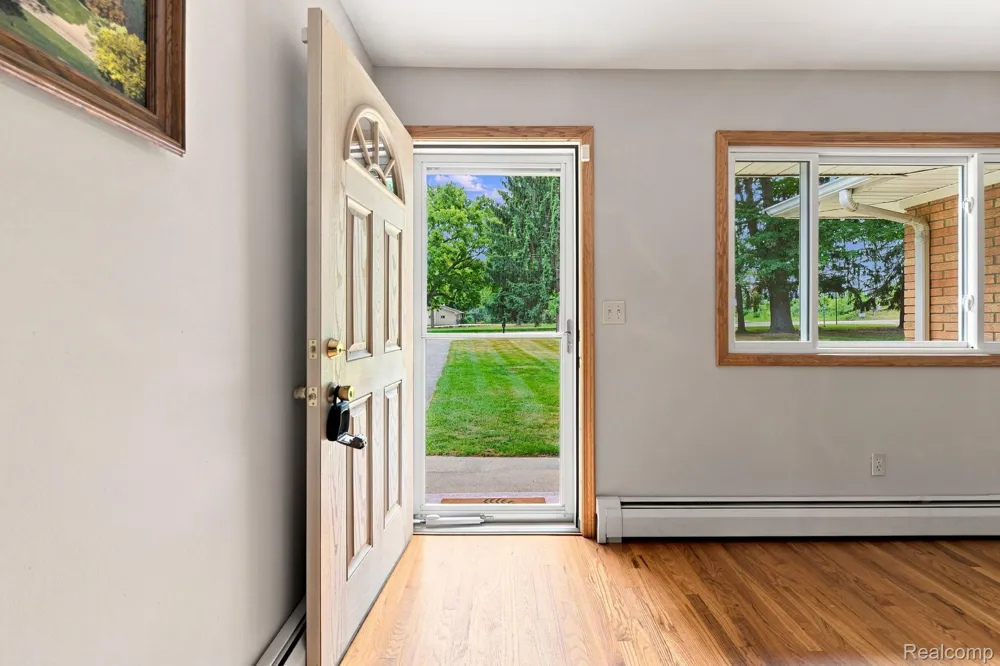 25 E Oakwood Road Oxford Charter Township, MI 48371