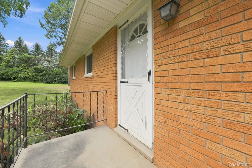 25 E Oakwood Road Oxford Charter Township, MI 48371
