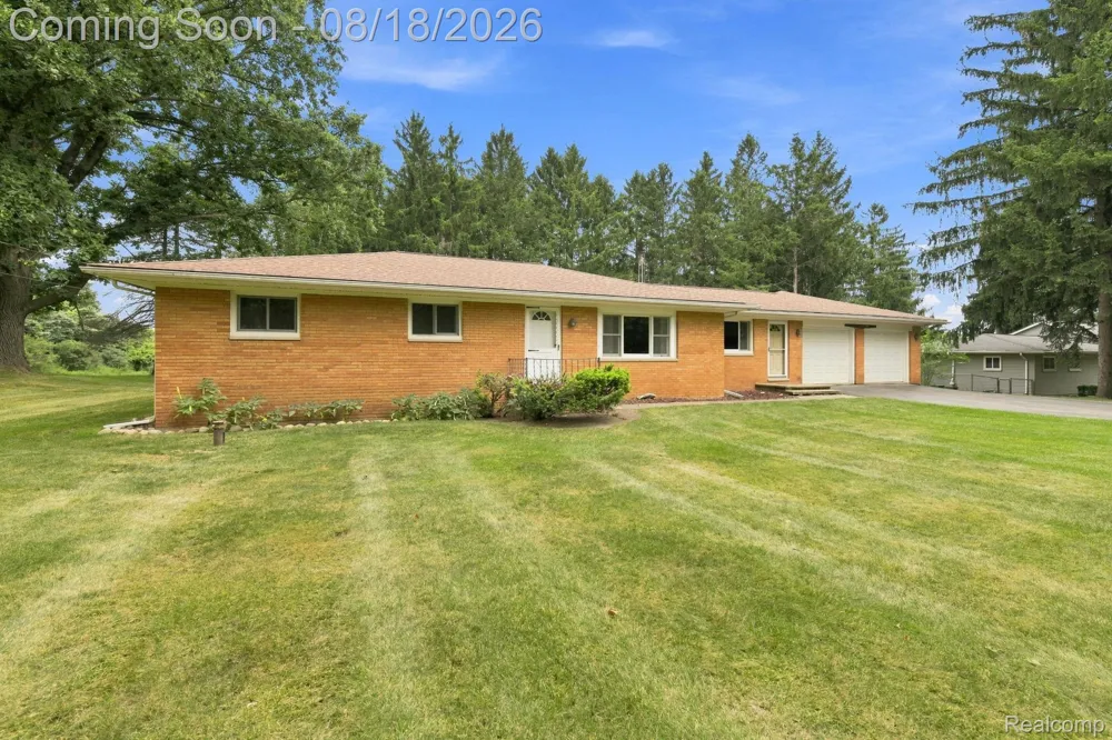 25 E Oakwood Road Oxford Charter Township, MI 48371