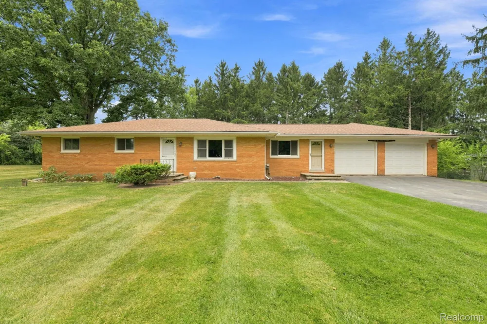 25 E Oakwood Road Oxford Charter Township, MI 48371