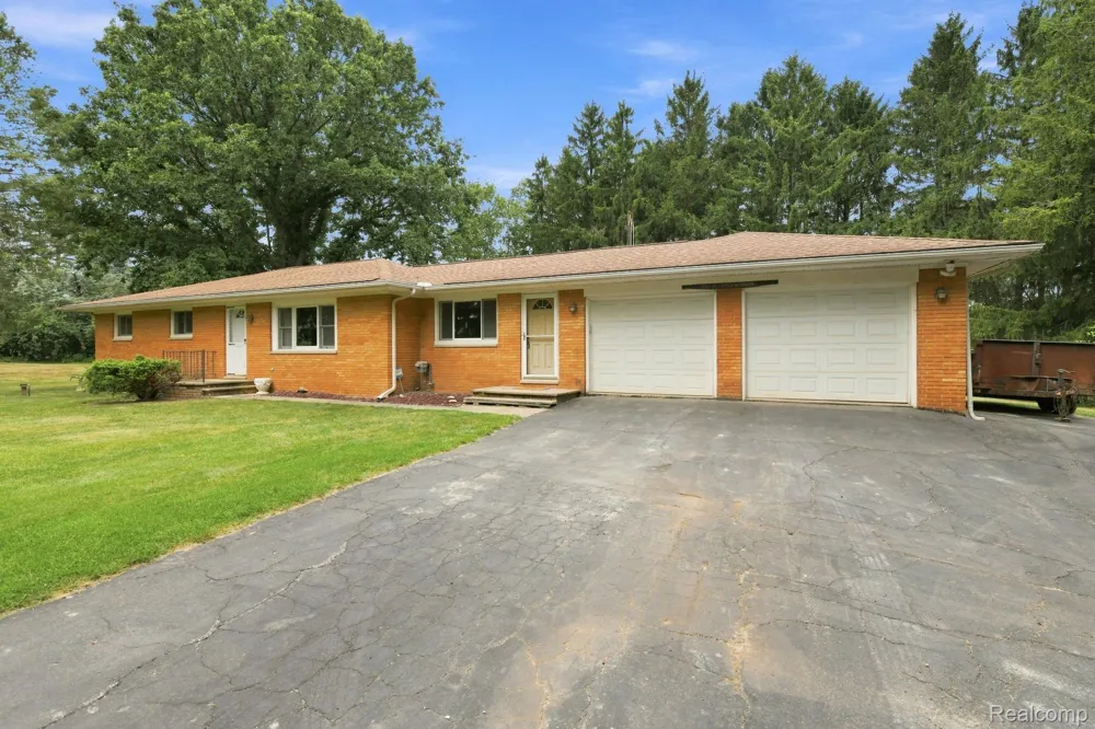 25 E Oakwood Road Oxford Charter Township, MI 48371