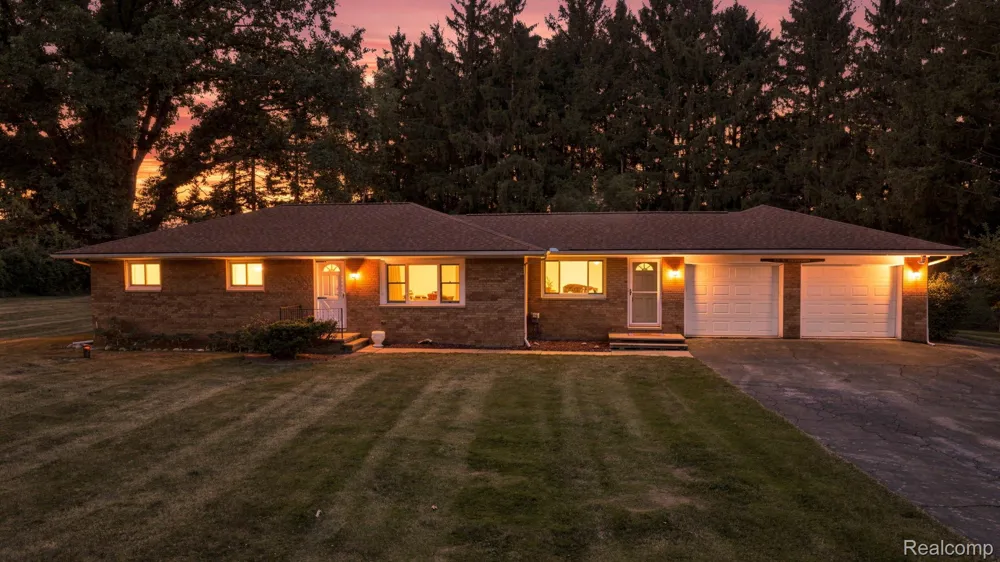 25 E Oakwood Road Oxford Charter Township, MI 48371