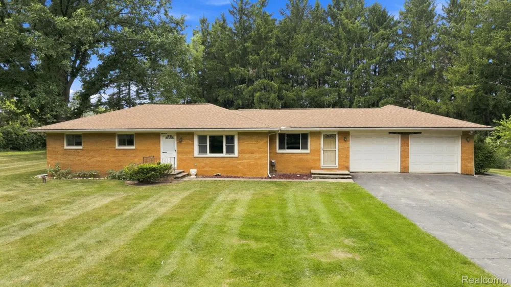 25 E Oakwood Road Oxford Charter Township, MI 48371