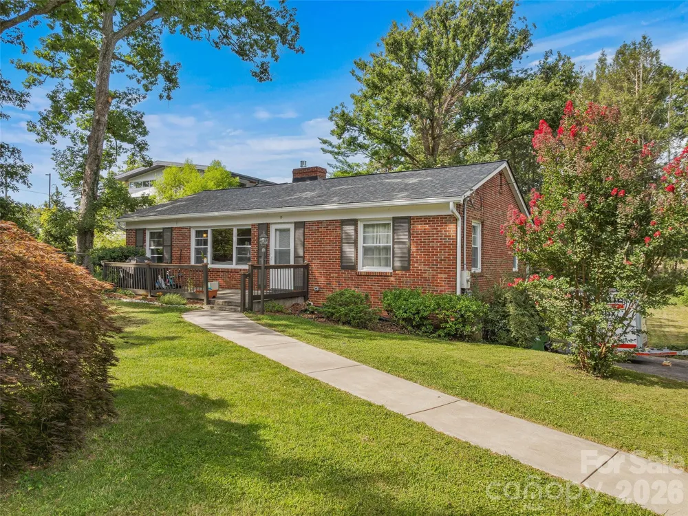 15 Lynnstone Court Asheville, NC 28805