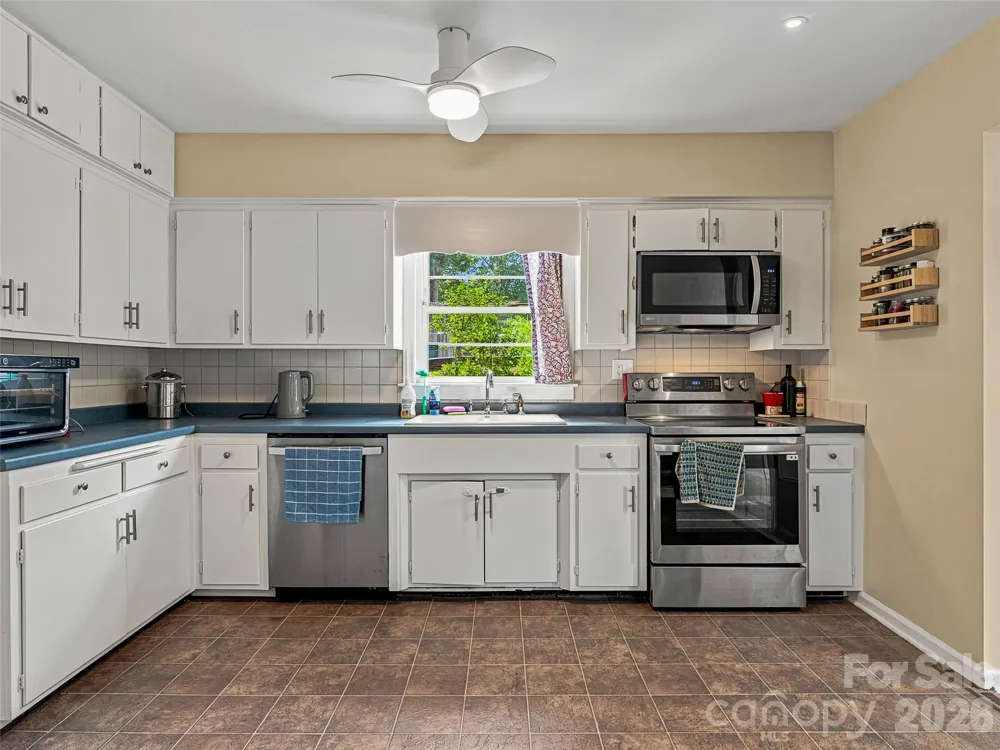 15 Lynnstone Court Asheville, NC 28805