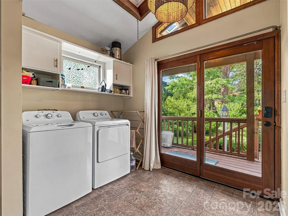 15 Lynnstone Court Asheville, NC 28805
