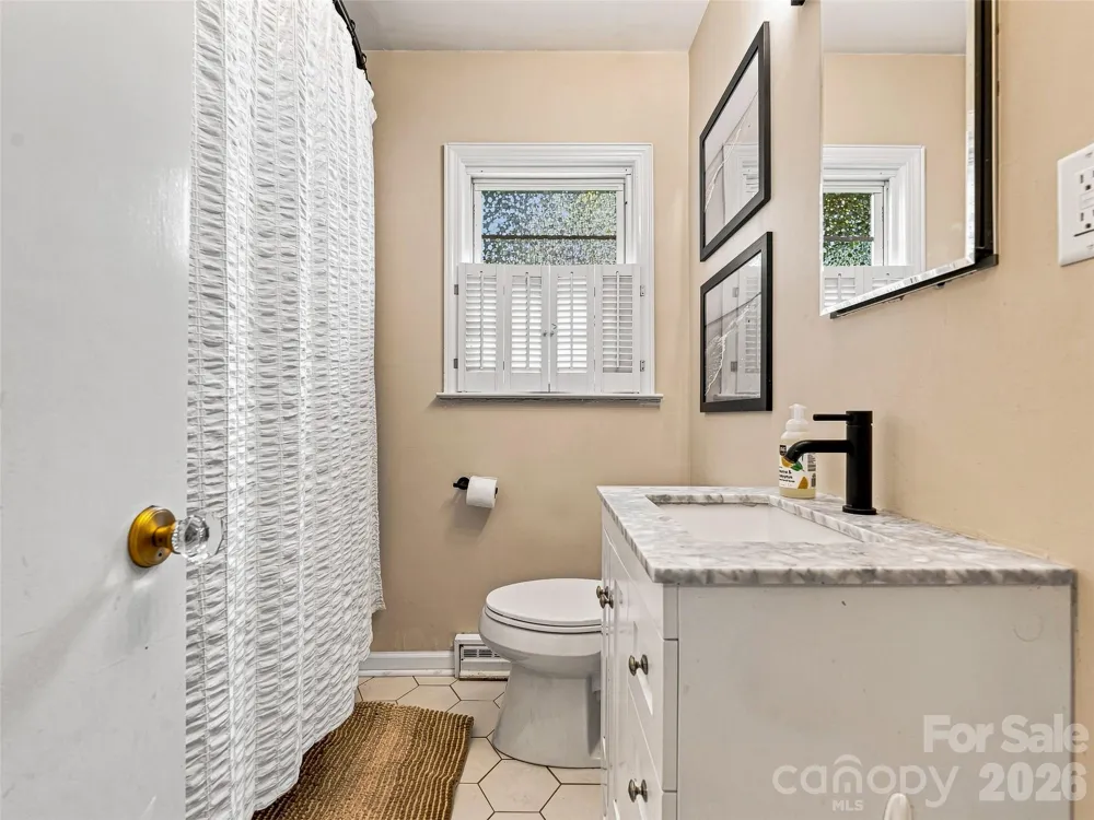 15 Lynnstone Court Asheville, NC 28805