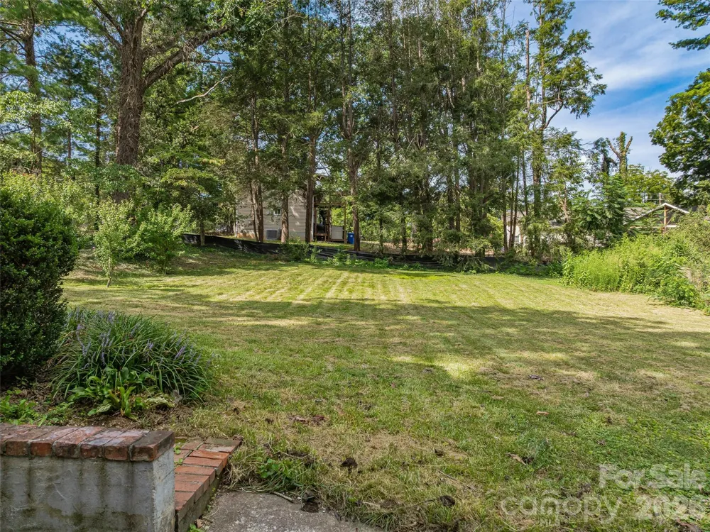 15 Lynnstone Court Asheville, NC 28805