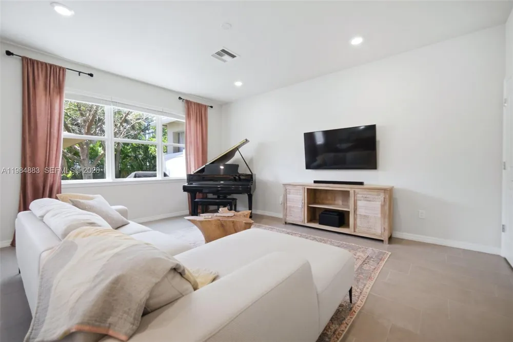 1628 Myrtle Oak Ter Hollywood, FL 33021