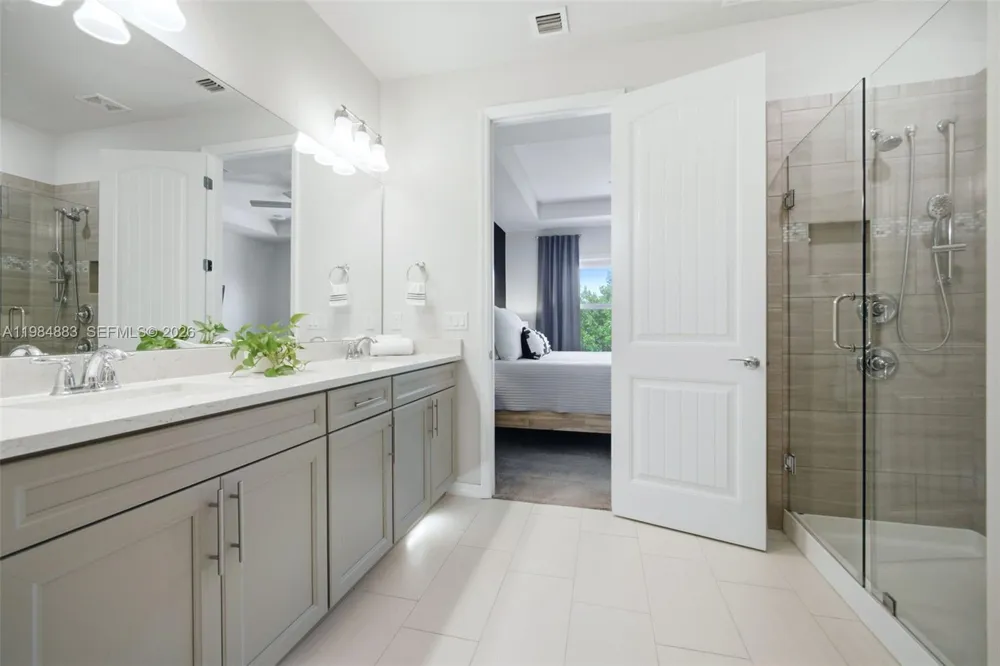 1628 Myrtle Oak Ter Hollywood, FL 33021