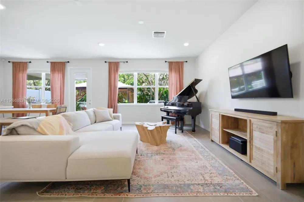 1628 Myrtle Oak Ter Hollywood, FL 33021