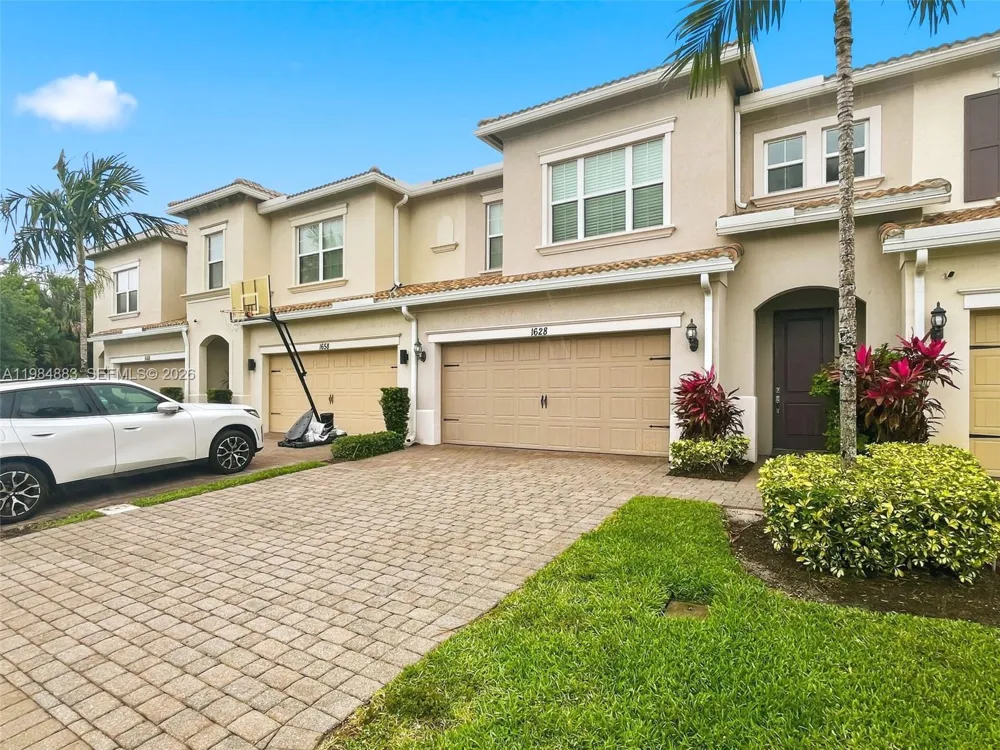 1628 Myrtle Oak Ter Hollywood, FL 33021