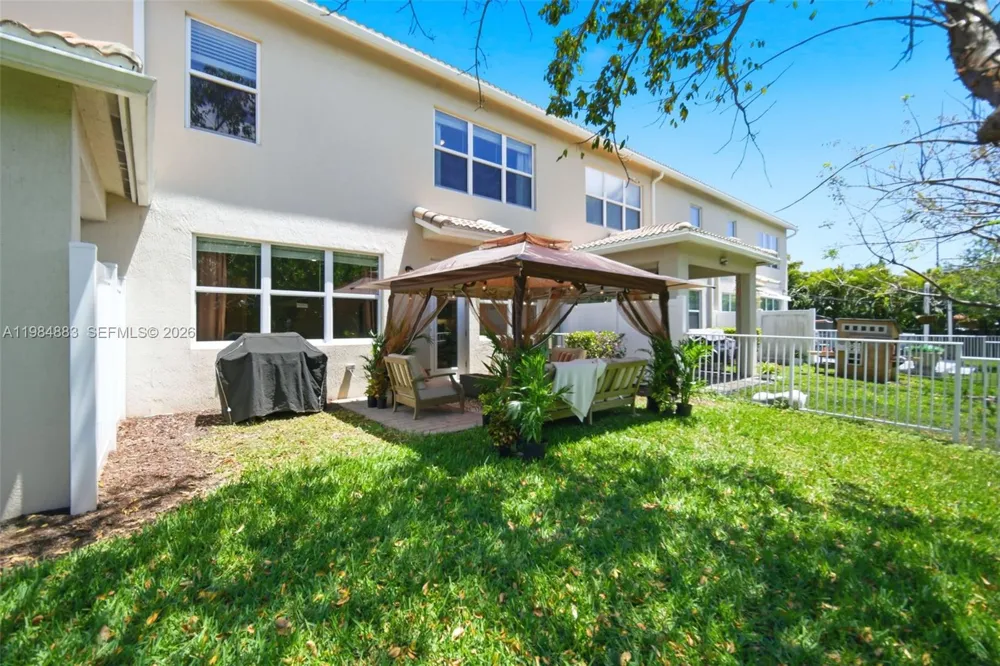 1628 Myrtle Oak Ter Hollywood, FL 33021