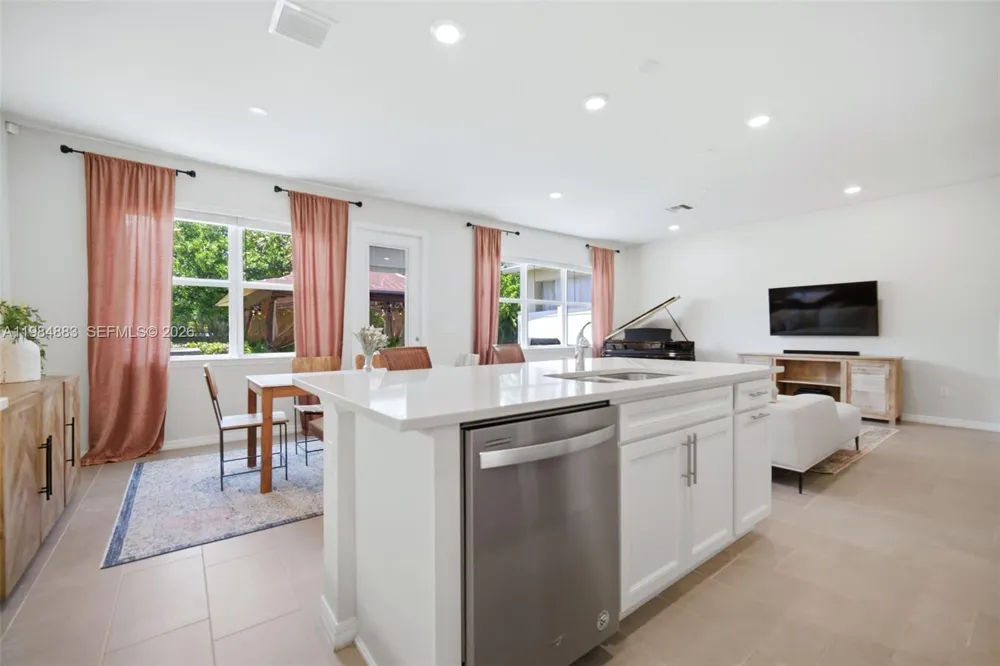 1628 Myrtle Oak Ter Hollywood, FL 33021