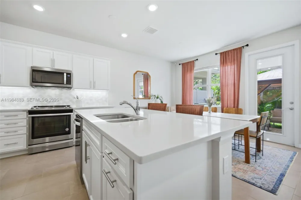 1628 Myrtle Oak Ter Hollywood, FL 33021