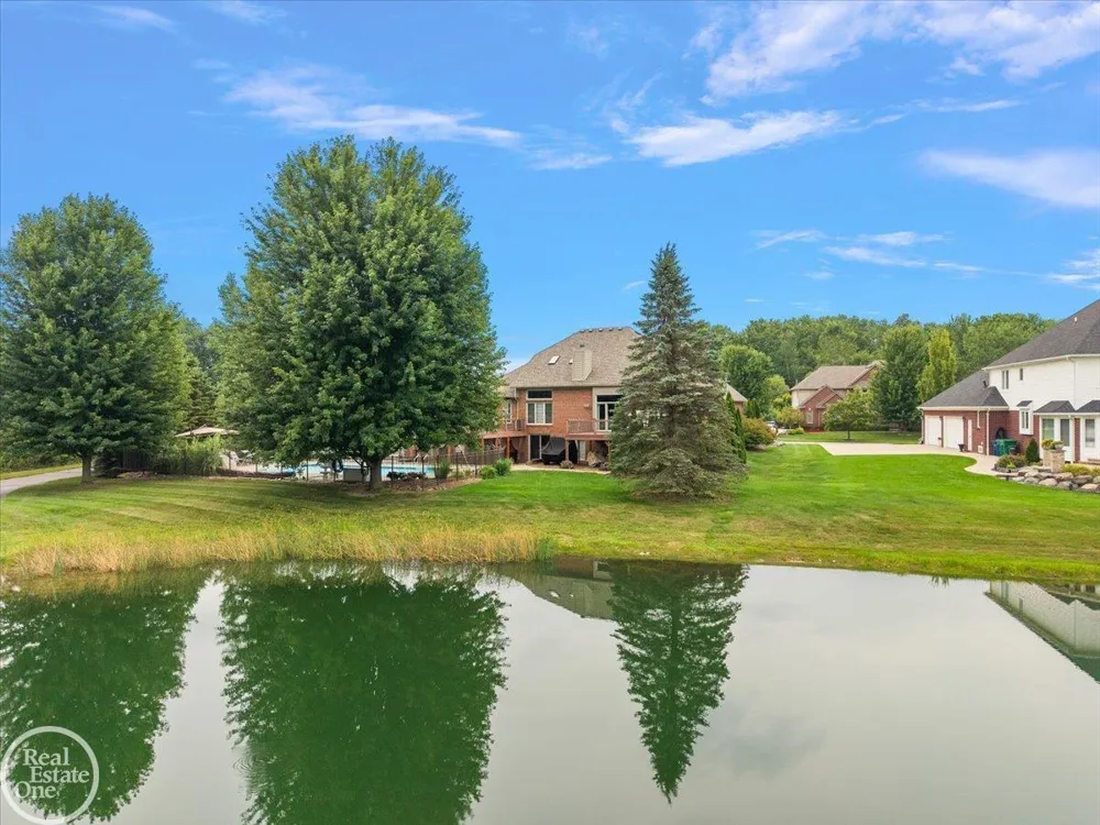 62682 Coralburst Drive Washington Township, MI 48094