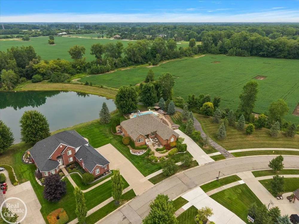 62682 Coralburst Drive Washington Township, MI 48094