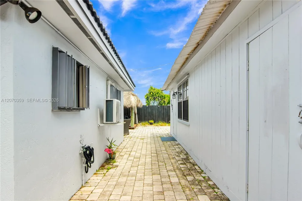 7690 NW 16th Ct Pembroke Pines, FL 33024