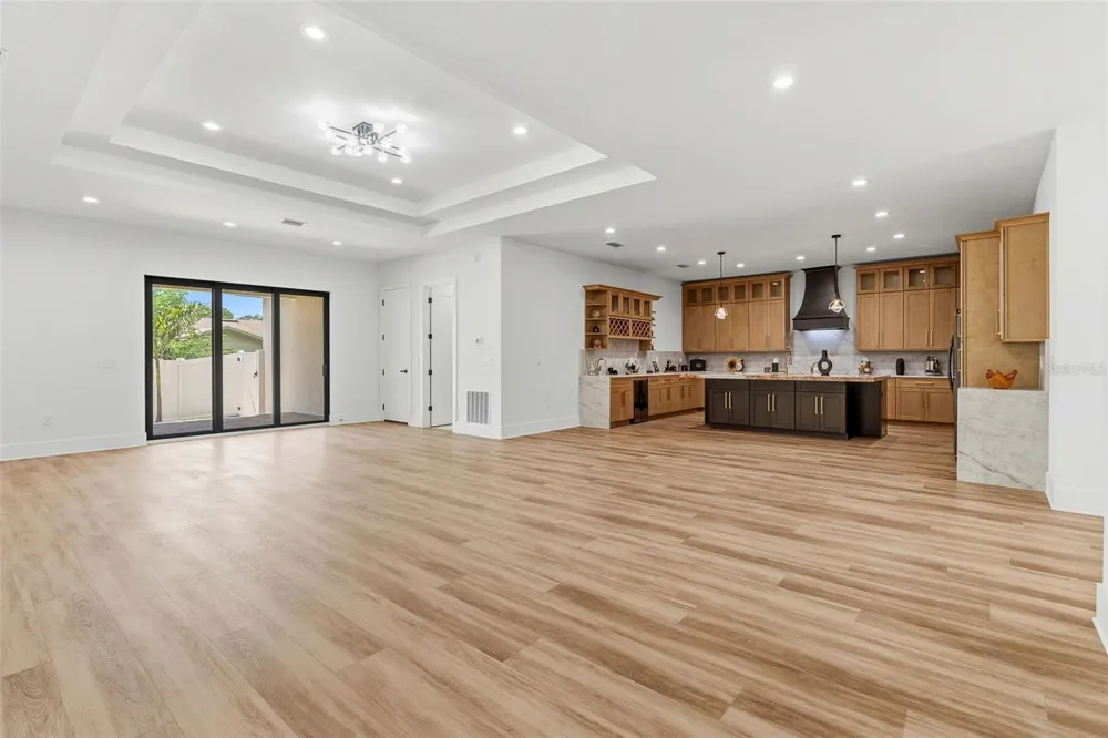2914 W WALNUT STREET Tampa, FL 33607