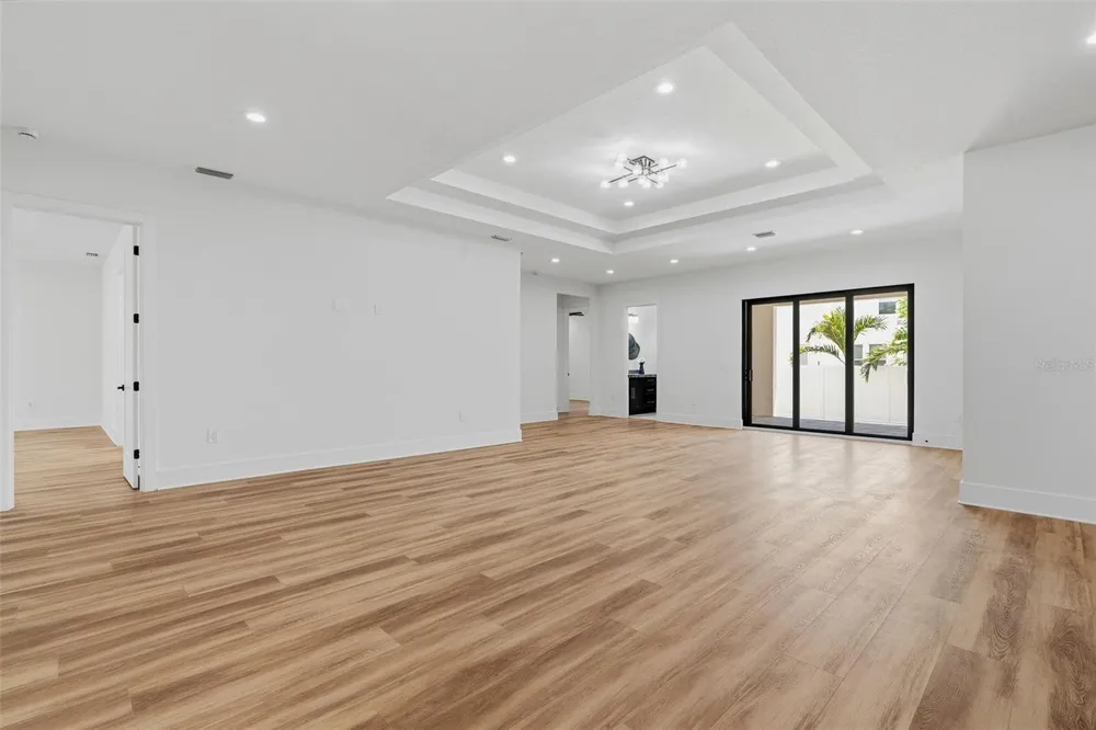 2914 W WALNUT STREET Tampa, FL 33607