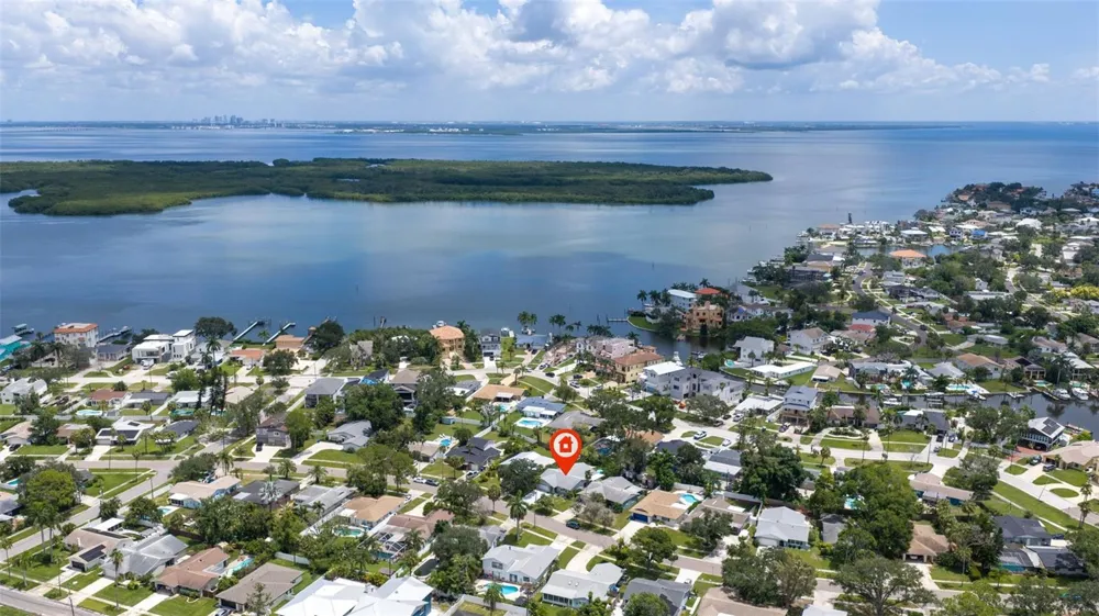 5711 VENETIAN BOULEVARD NE St Petersburg, FL 33703