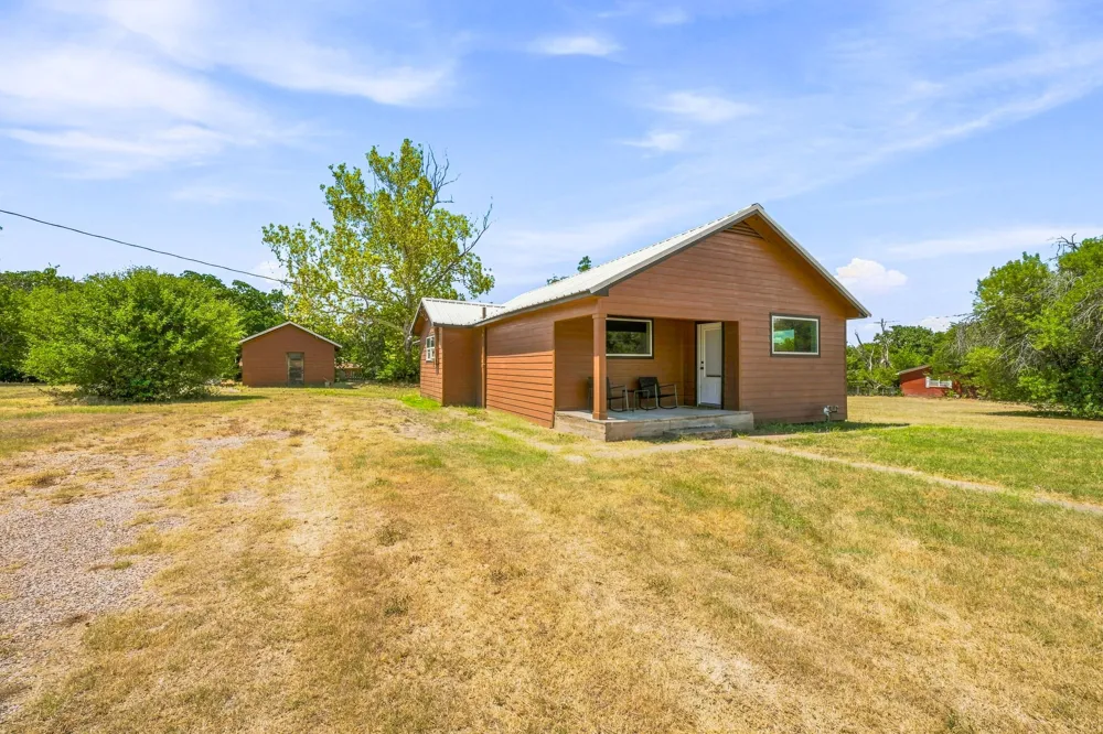 640 S Preston Street De Leon, TX 76444
