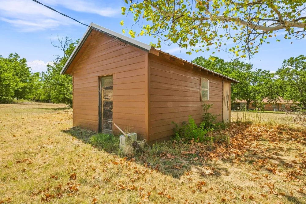 640 S Preston Street De Leon, TX 76444
