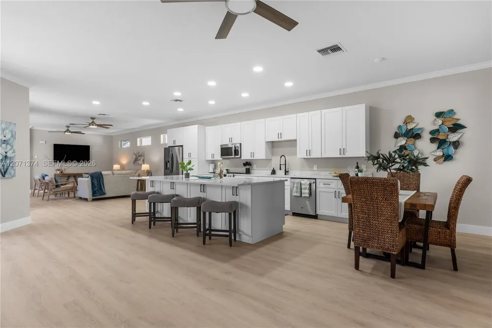 1018 SW Carolina Cir SW Vero Beach, FL 32962