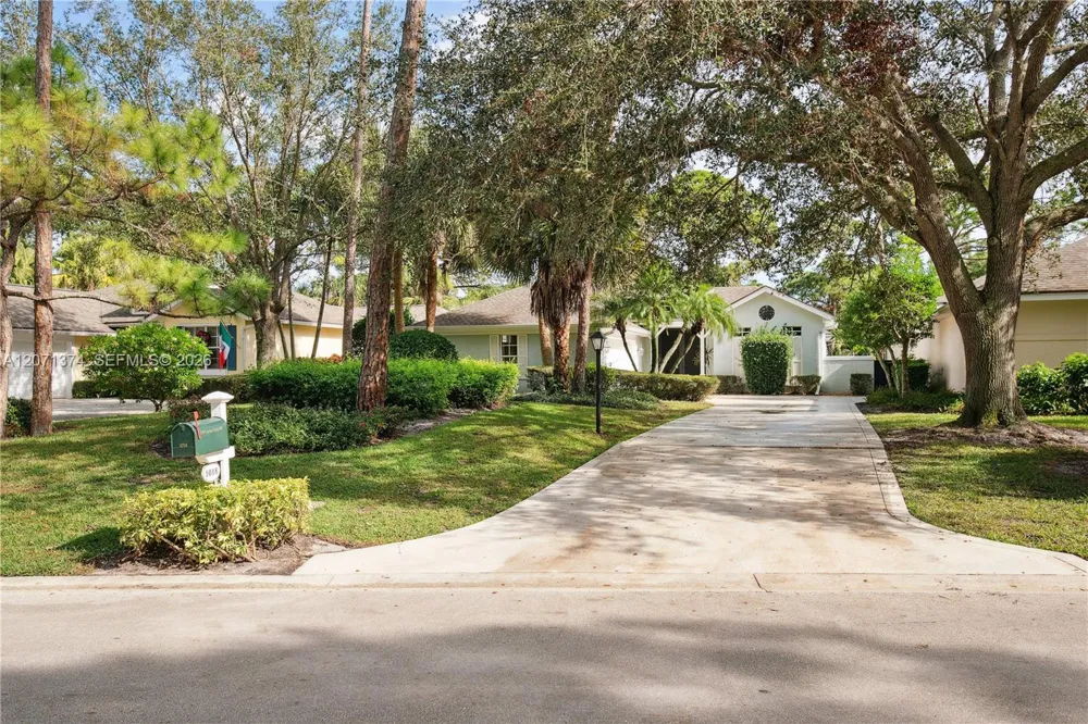 1018 SW Carolina Cir SW Vero Beach, FL 32962
