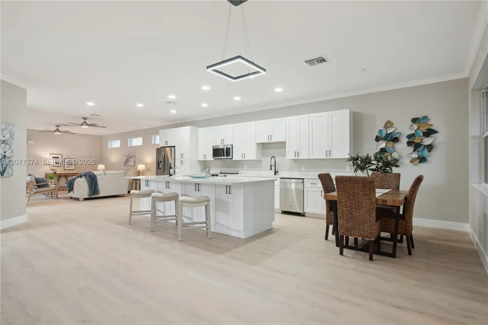 1018 SW Carolina Cir SW Vero Beach, FL 32962