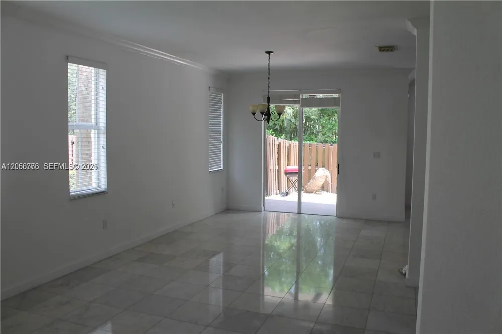 10770 NW 74th Ln Doral, FL 33178
