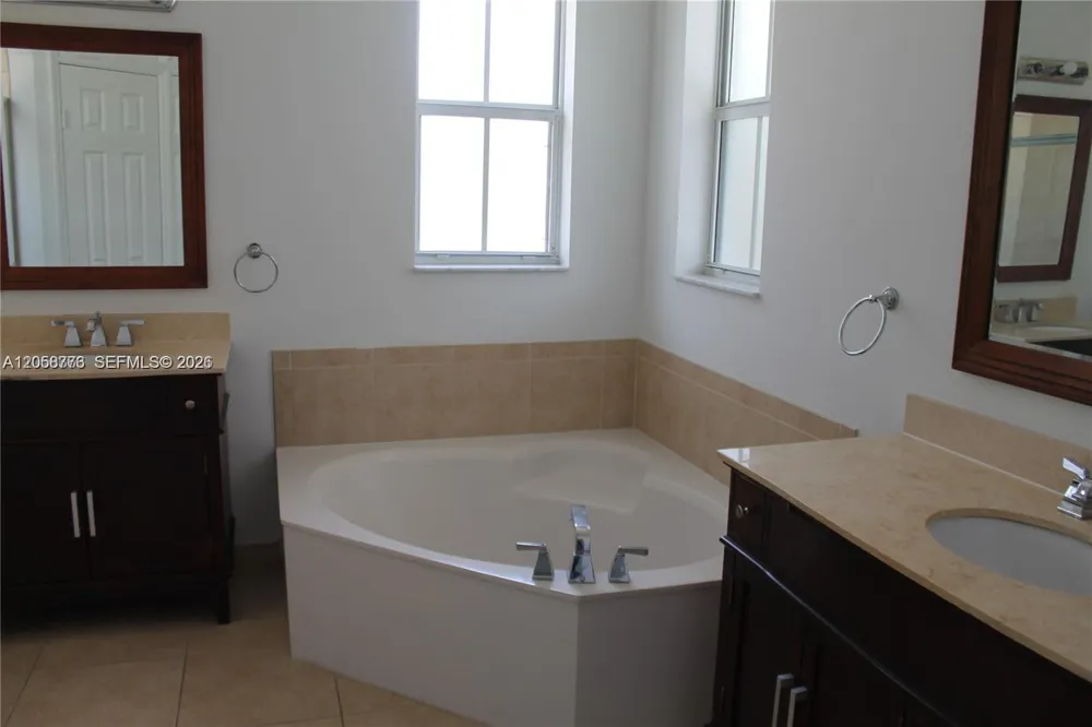 10770 NW 74th Ln Doral, FL 33178