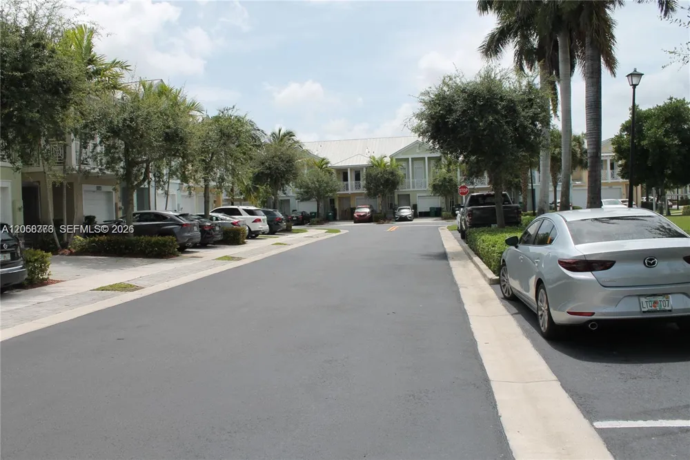 10770 NW 74th Ln Doral, FL 33178
