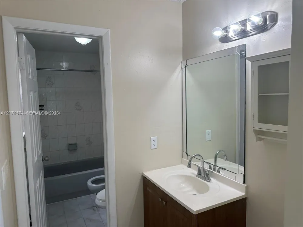 6991 NW 169th Ter Miami Lakes, FL 33015