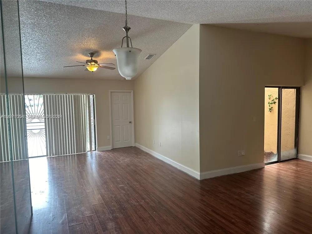 6991 NW 169th Ter Miami Lakes, FL 33015