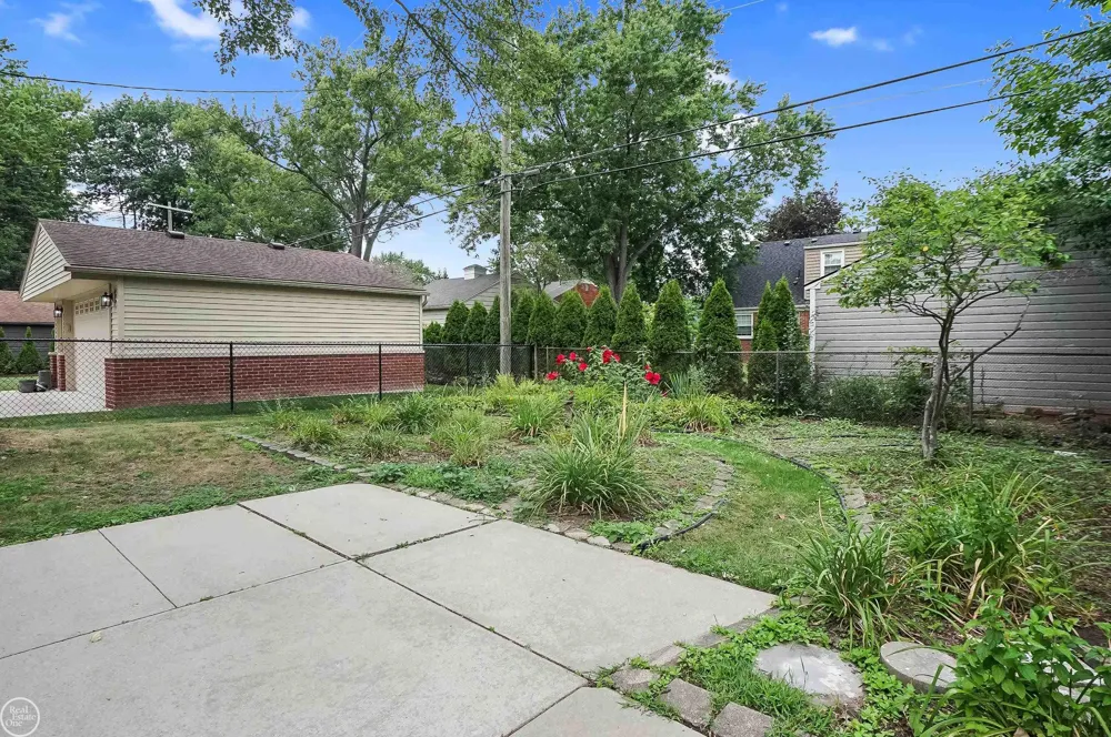 18870 Beverly Road Beverly Hills Village, MI 48025