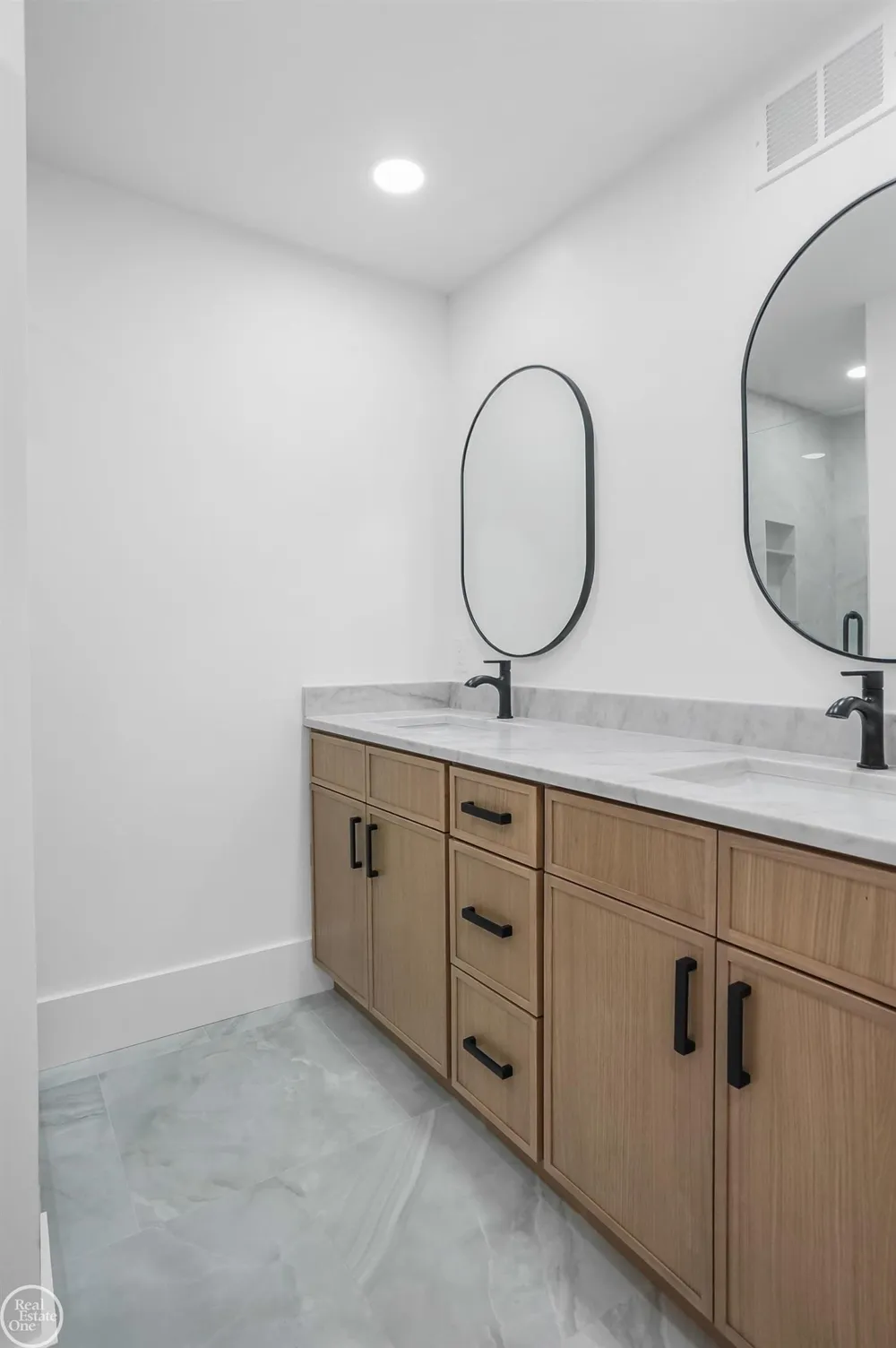 18870 Beverly Road Beverly Hills Village, MI 48025